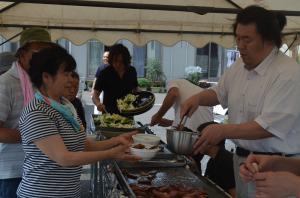 焼き肉を配る貴闘力さん