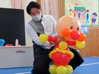 1121
