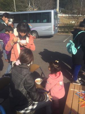 鍋を食べる子供たち