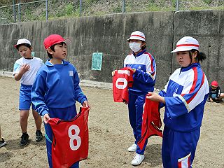 051633