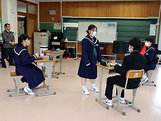052305