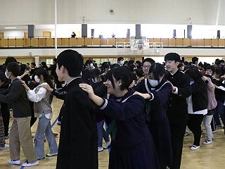 113001