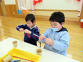 121103