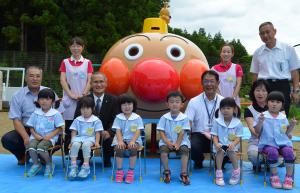 幼稚園の子どもたちの記念撮影