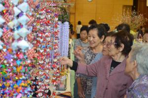 手作りの作品に触れる来場者